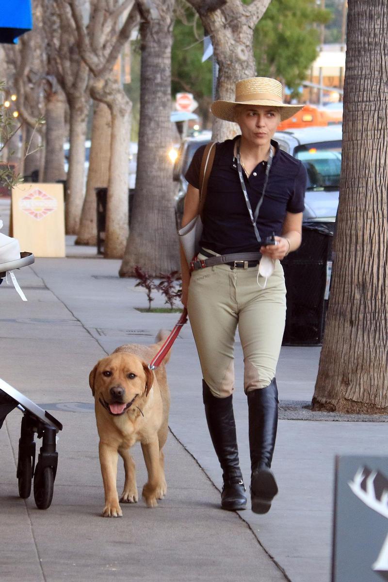 Selma Blair con su perro