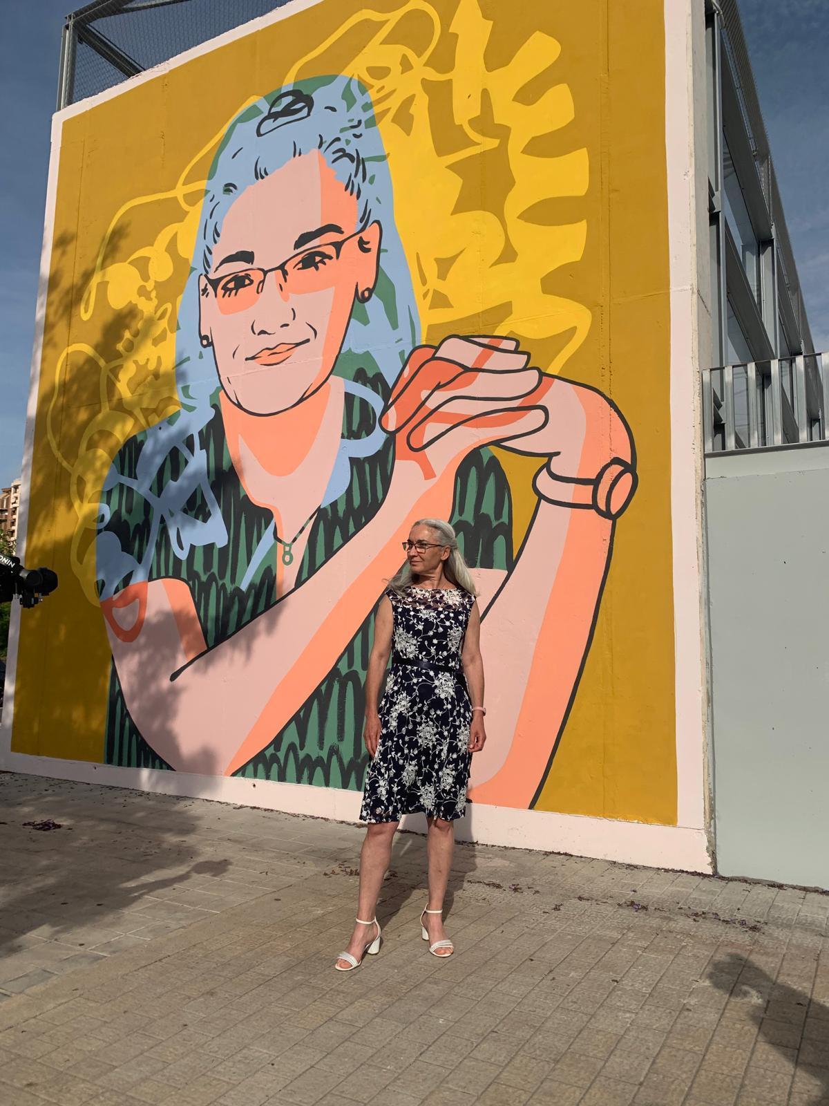 Eva Nogales posa frente a su mural inaugurado en junio de 2025.