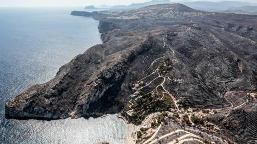 La cala de la Granadella, arrasada por el fuego en una imagen del día posterior al incendo.