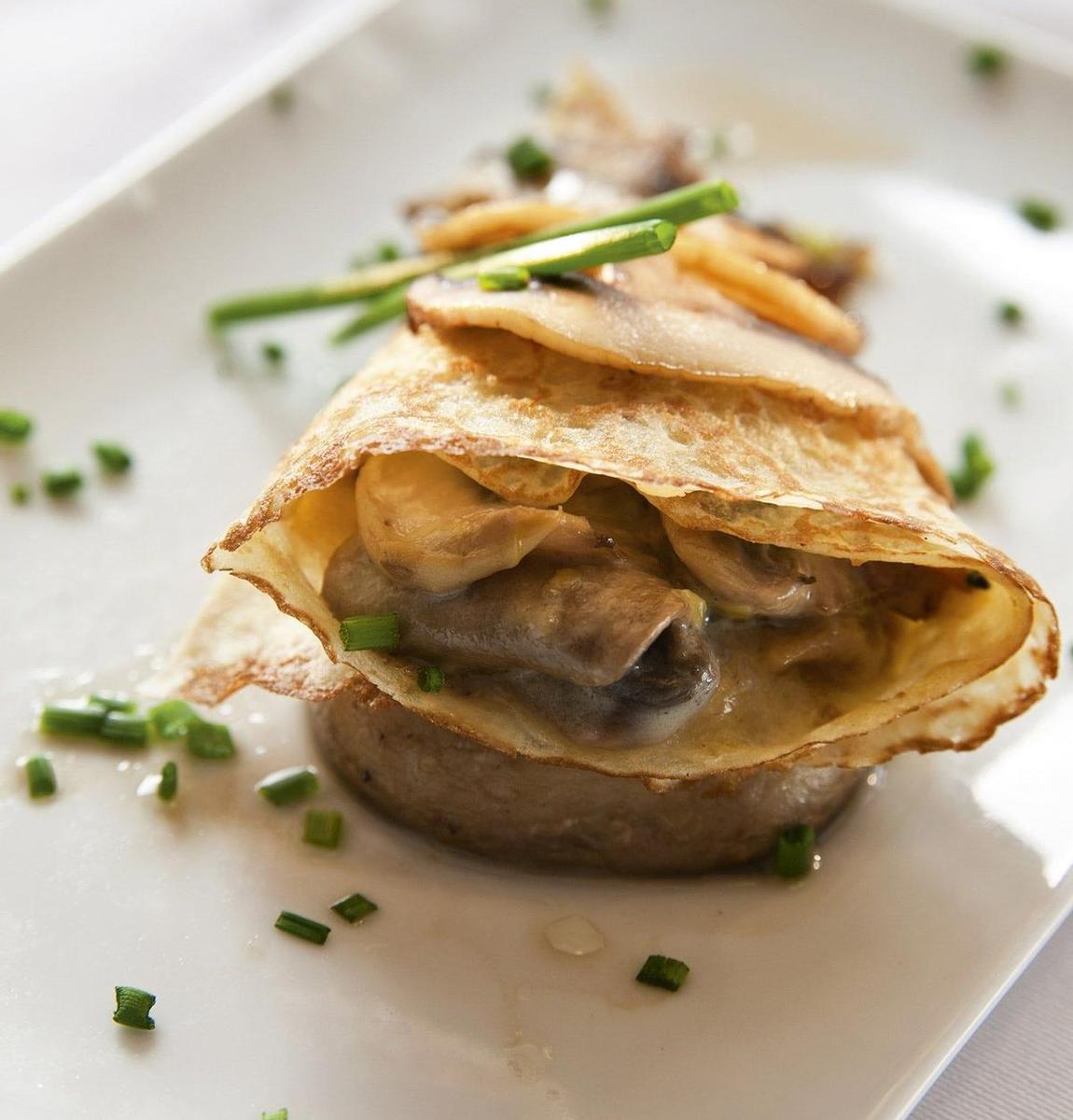 Crepes rellenos con champiñón, jamón ibérico y su cremita