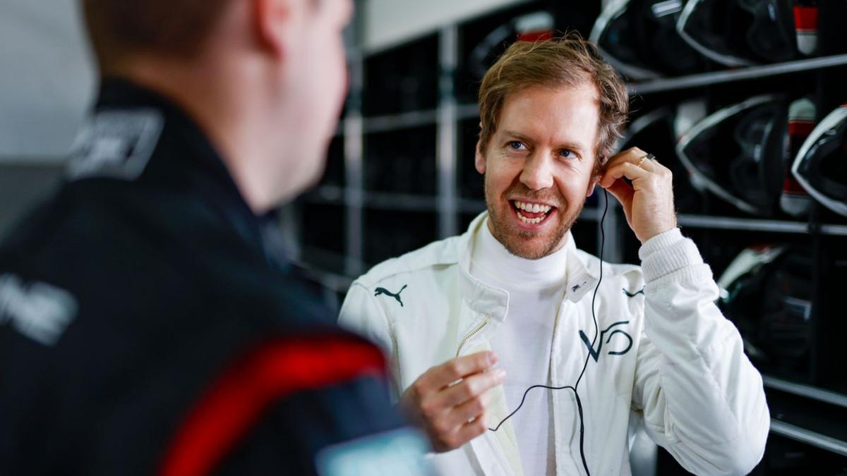 En imágenes | Así ha sido el paso de Sebastian Vettel por Motorland Aragón para probar el Porsche 963