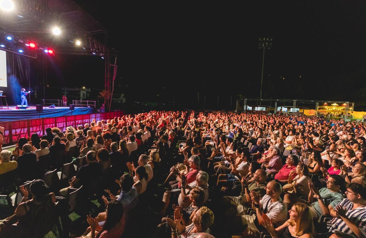 El humorista gallego Miguel Lago conquistó al público de Benidorm con su show “LAGO”, que dio inicio al ciclo veraniego de monólogos de SkyFest.