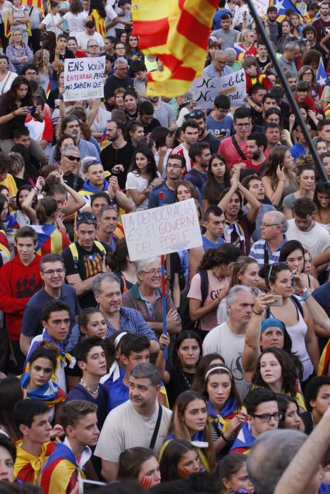 Manifestació històrica a Girona per rebutjar la violència policial l'1-O