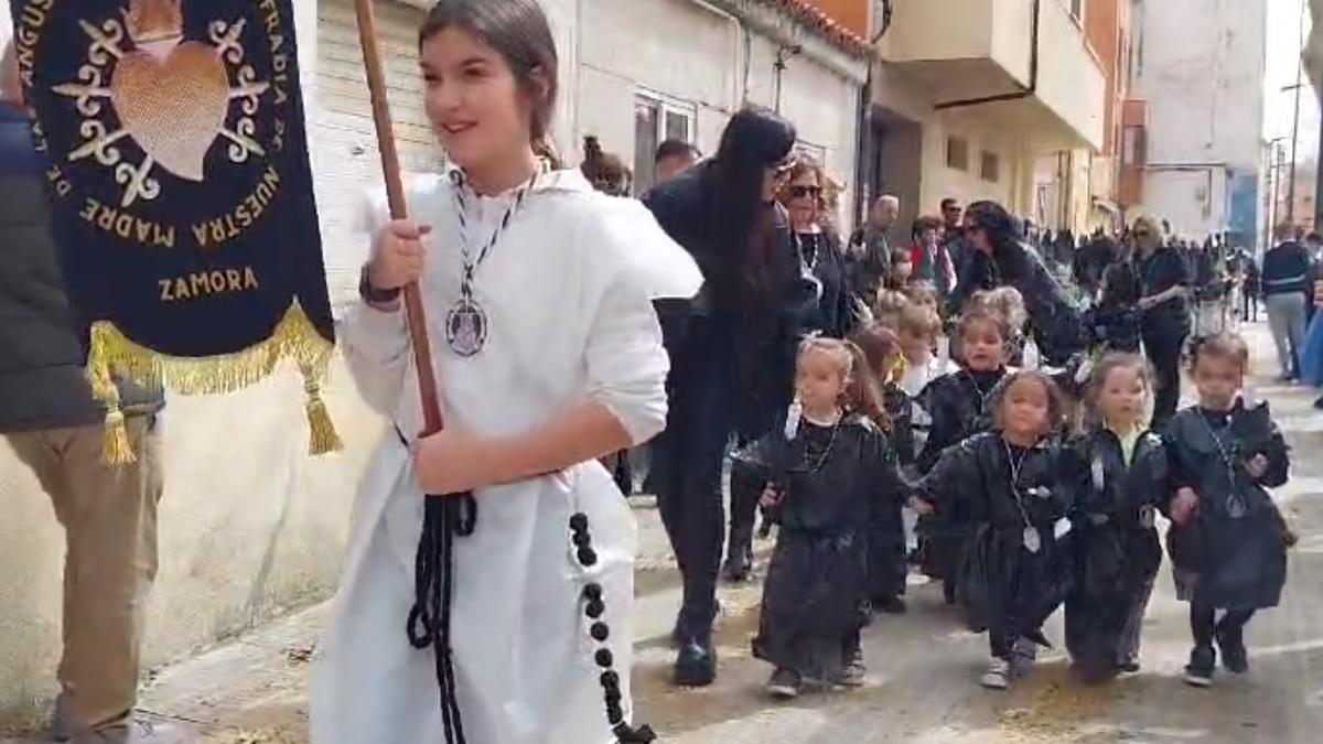 VÍDEO | El colegio Nuestra Señora del Rocío recrea la procesión de las Angustias por Semana Santa