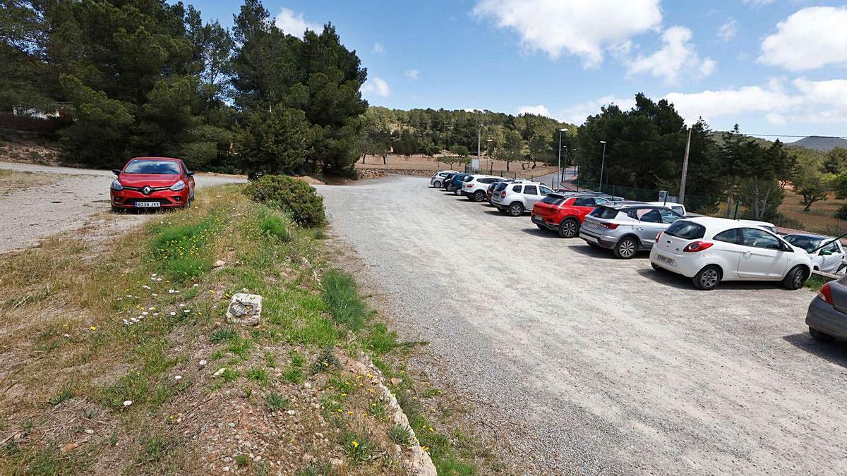 Aparcamiento disuasorio de tierra habilitado junto al centro de salud.