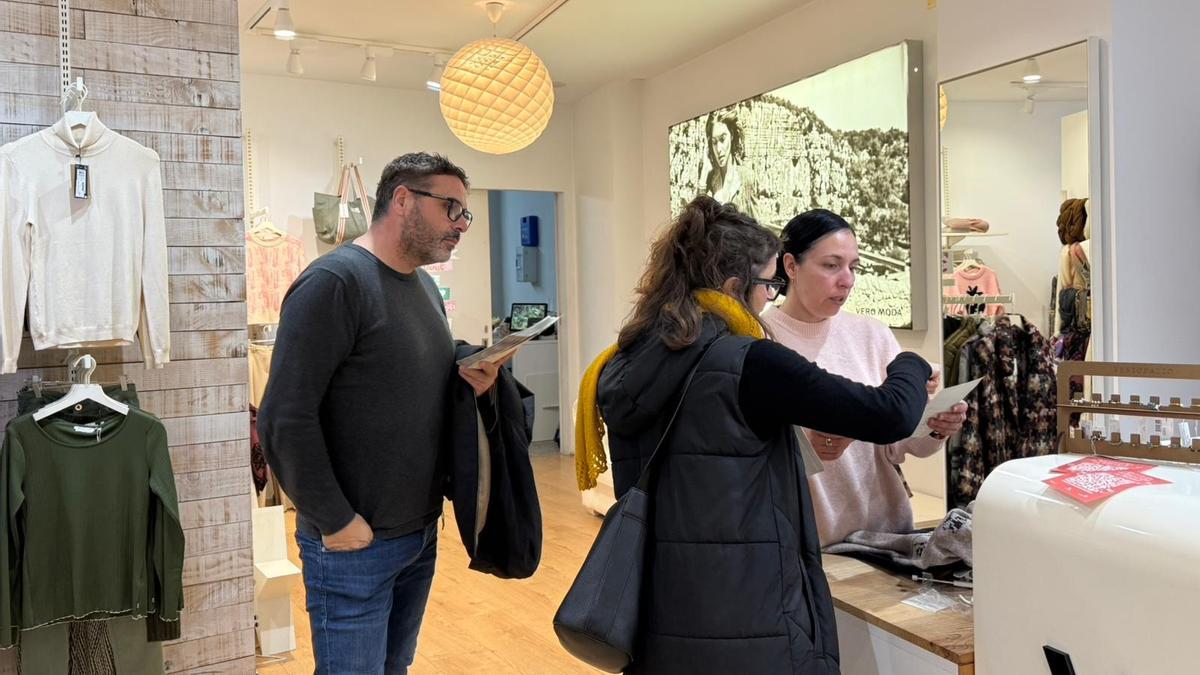 Los responsables municipales han explicado las medidas a comerciantes y vecinos estos días.