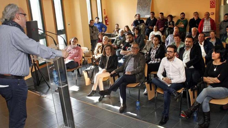 Asistentes al acto de presentación pública de la candidatura liderada por Xoel Vázquez con la que el PSOE concurrirá a los comicios municipales el próximo 24-M en Cerdedo. // Bernabé / Luismy