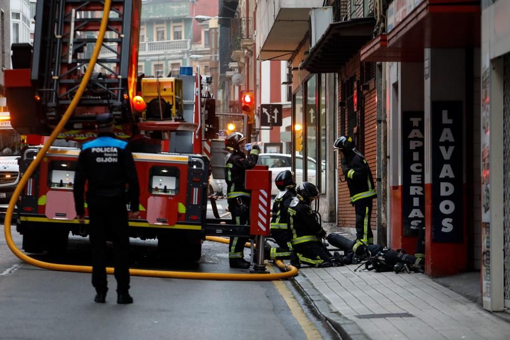 Un herido grave en un incendio en Gijón