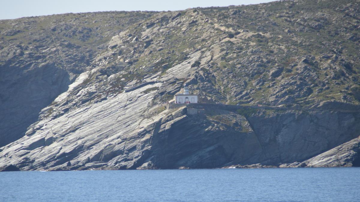 El far de Cala Nans, a la badia de Cadaqués.