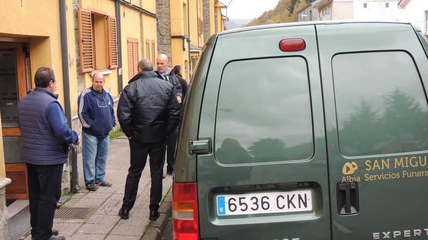 Muere un hombre en Degaña por inhalar humo en una casa, y su mujer está grave