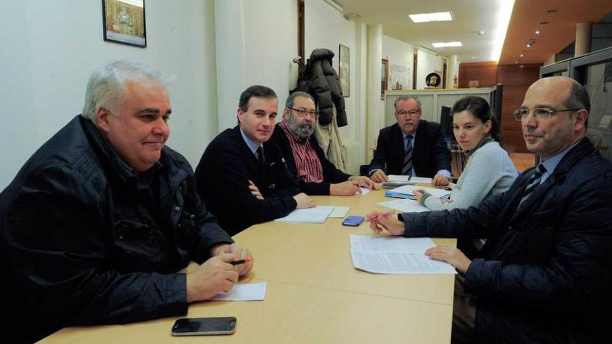 Por la izquierda, Jorge Fonseca, Luis Manuel Alonso, José Salinas, José Ángel Rodríguez Getino, Laura González y Fernando Antonio Blanco, ayer, reunidos en la sede de la Junta de Hermandades y Cofradías.