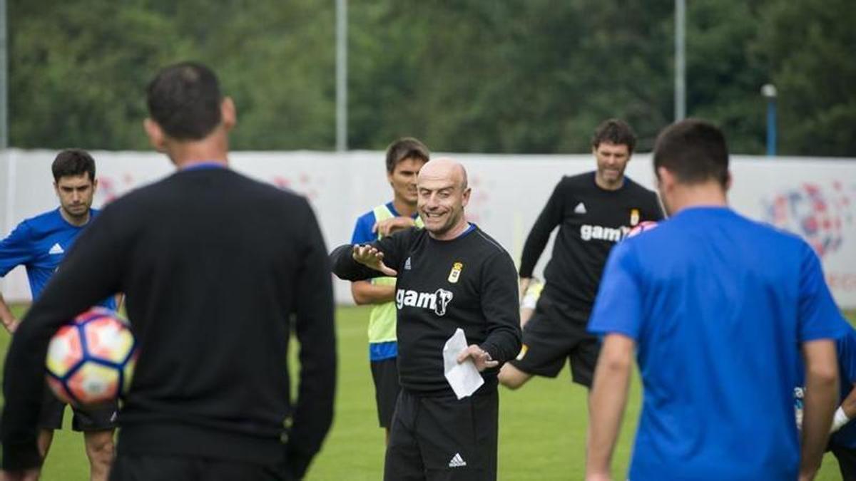 el madrileño llega al Real Oviedo con un posible fichaje bajo el brazo