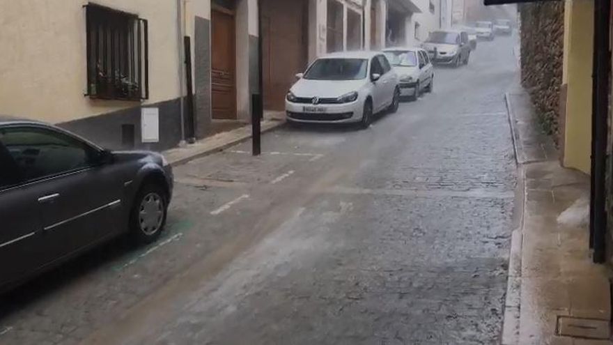 VÍDEO. La lluvia torrencial convierte en un río las calles de Morella / J. ORTÍ