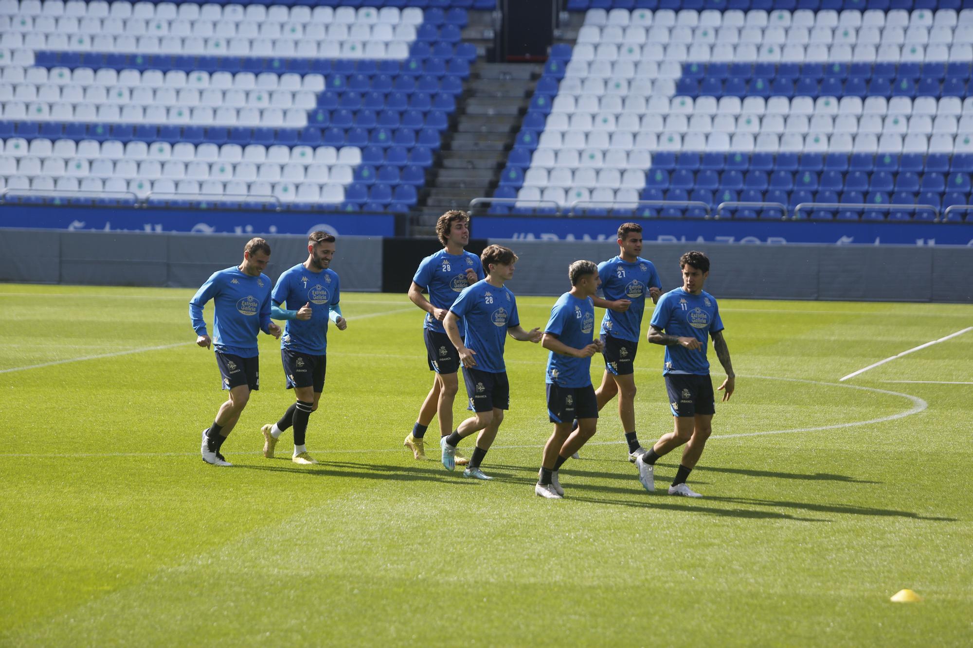 El Dépor entrena en Riazor para recibir al Alcorcón en pleno luto por la muerte de Arsenio Iglesias