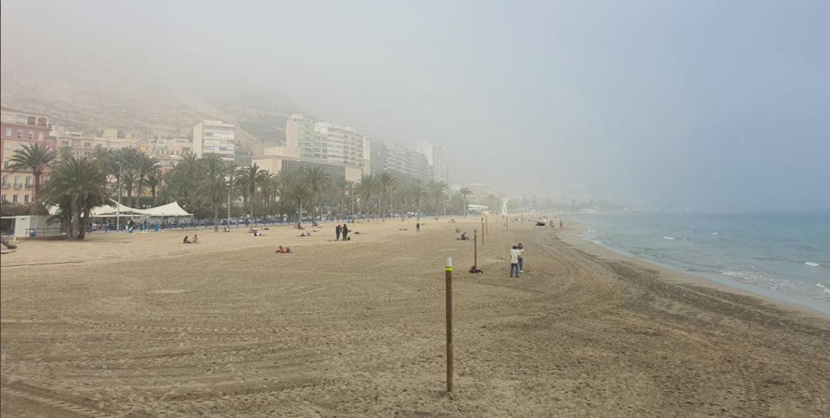Los bancos de niebla cubren el Castillo de Santa Bárbara en Alicante.