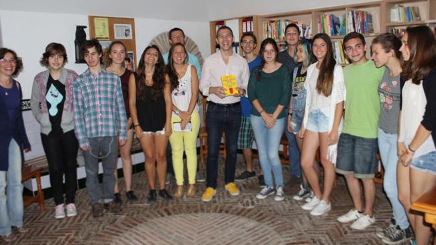 El escritor Romain Puértolas con los alumnos del Liceo Francés.