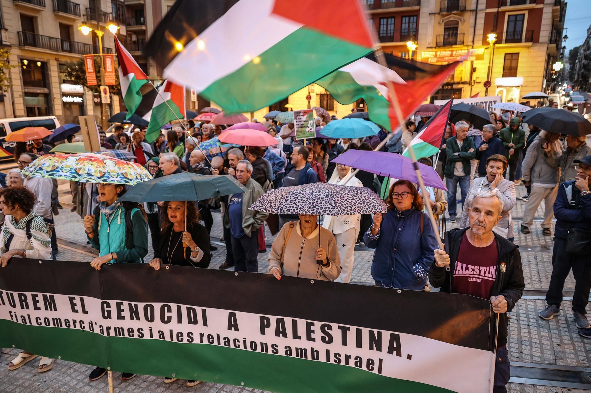 Alcoy se moviliza bajo la lluvia: concentración y marcha ciclista en apoyo al pueblo palestino