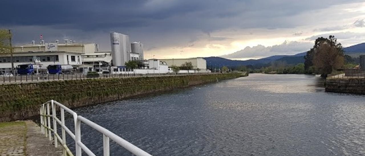 La fábrica de Nestlé en Pontecesures, situada a orillas del río Ulla.