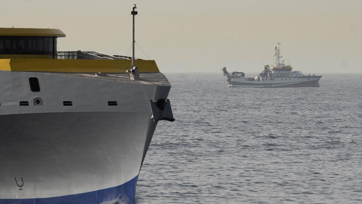 Dos barcos en la costa de Tenerife.