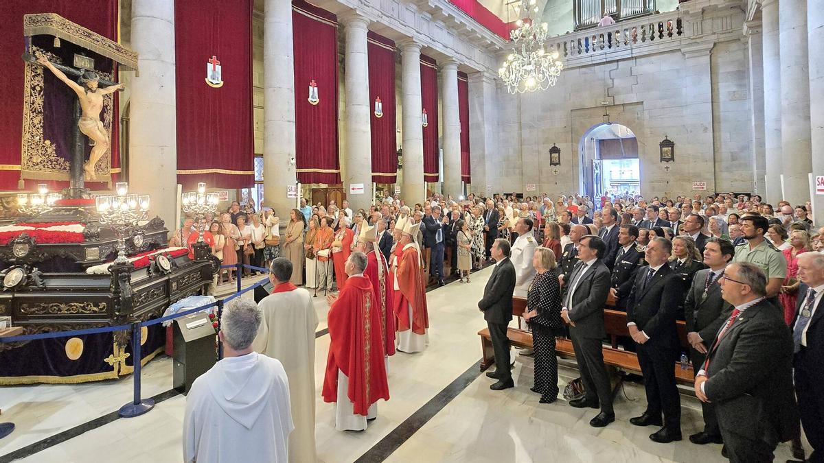 Antonio Fernández Valín, obispo de la diócesis, presidió la Misa Solemne en una Colegiata abarrotada de vecinos y autoridades