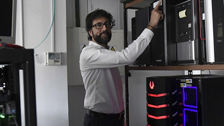 El profesor Ramón Sánchez Iborra rodeado de equipos informáticos.