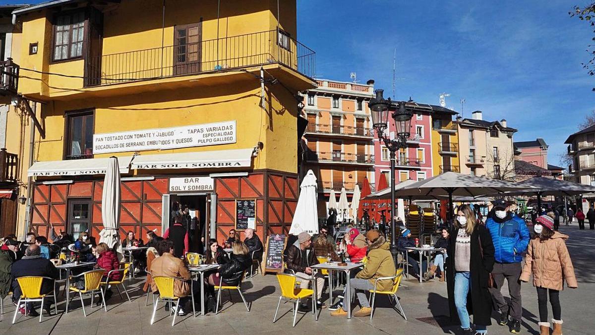 Vianants a  la plaça dels Herois de Puigcerdà aquest cap de setmana.