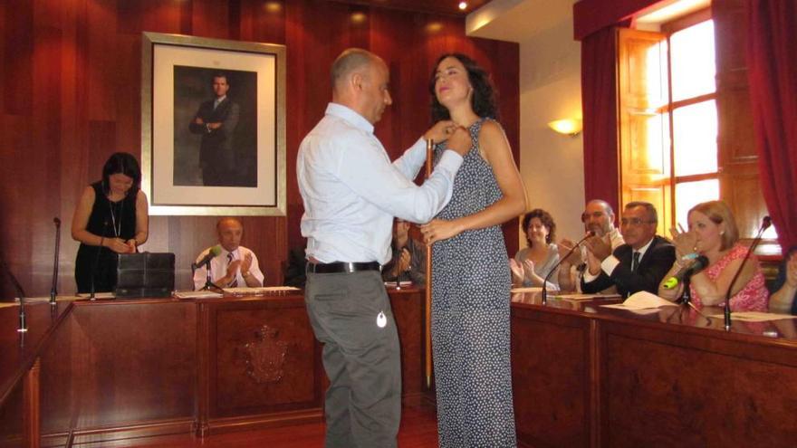 Mireia Estela recibe la insignia de manos de su antecesor, Rafael Briet.