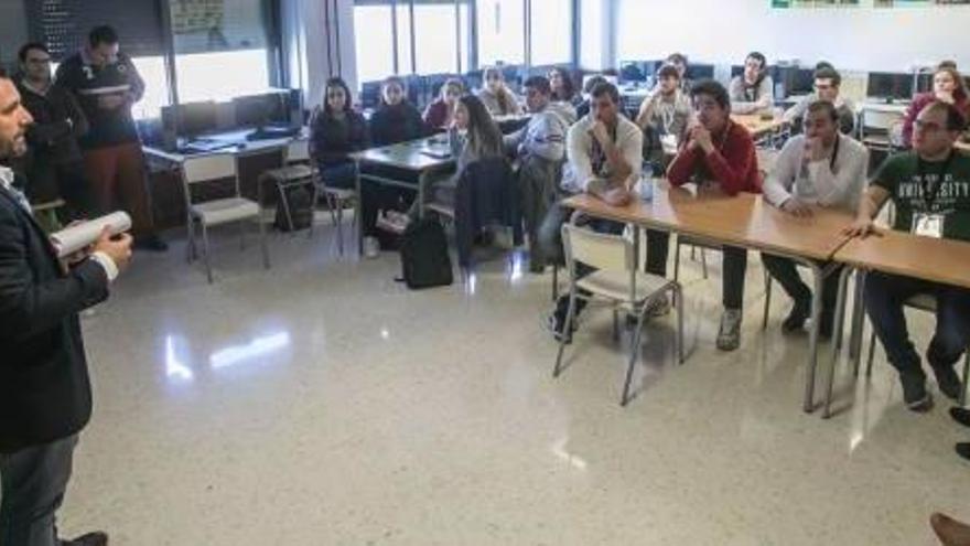 José Carlos Gómez, de pie, con los alumnos del IES Mare Nostrum.