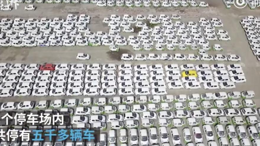 ¿Qué hacen 20.000 coches eléctricos abandonados en las afueras de las ciudades chinas?
