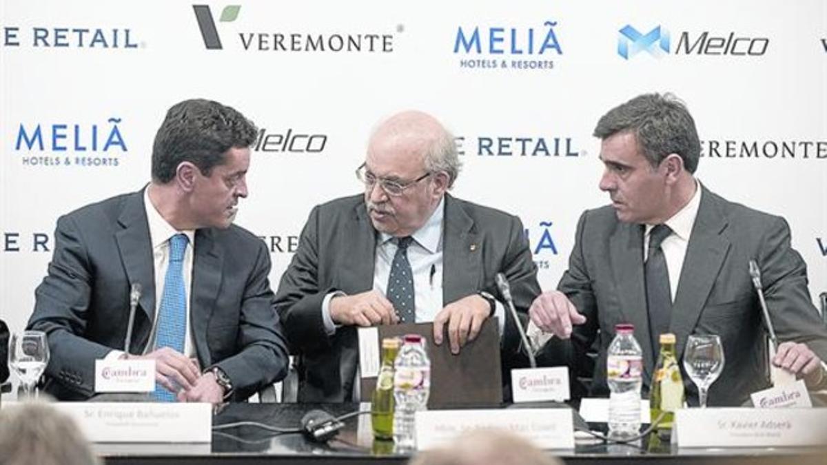 El 'conseller' Mas-Colell (en el centro) flanqueado por Bañuelos (a su izquierda) y Adserà, en mayo del 2013.