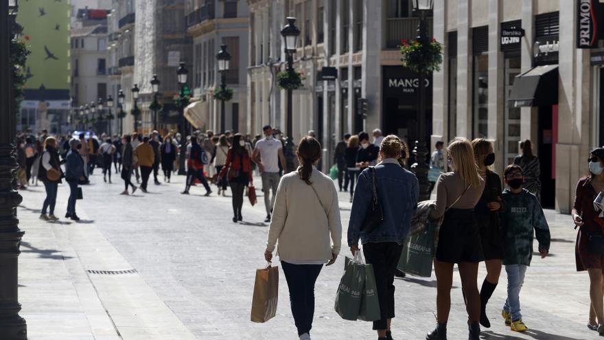Personas pasean por la calle Larios, en una imagen de archivo.
