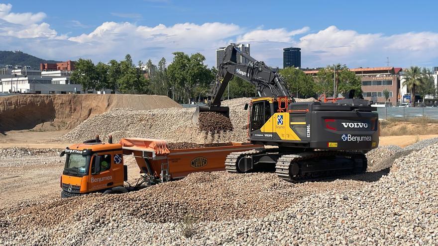 La retirada de escombros en los primeros días de obras en el Camp Nou