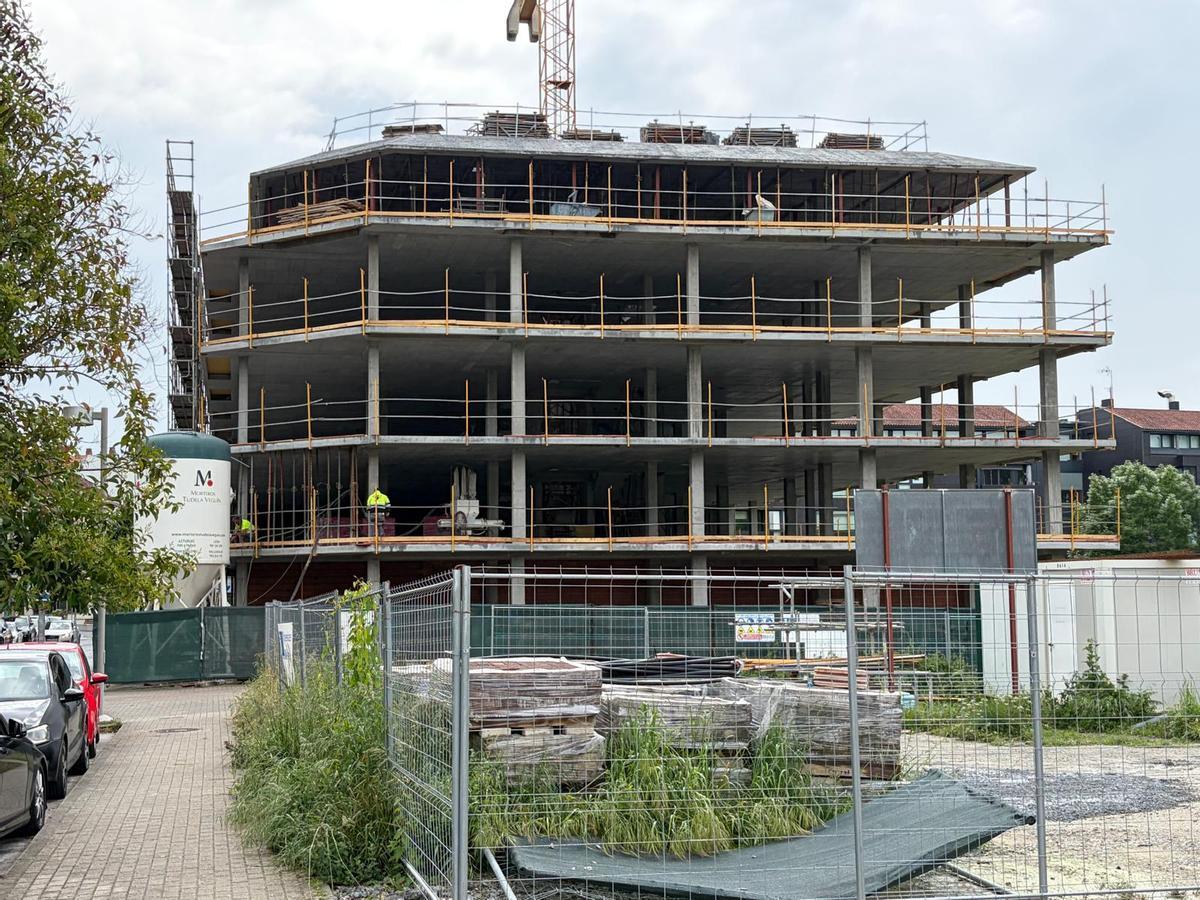 Edificio en construcción en la rúa Rueiro de Bertamiráns, en el entorno del Parque do Ameneiral.