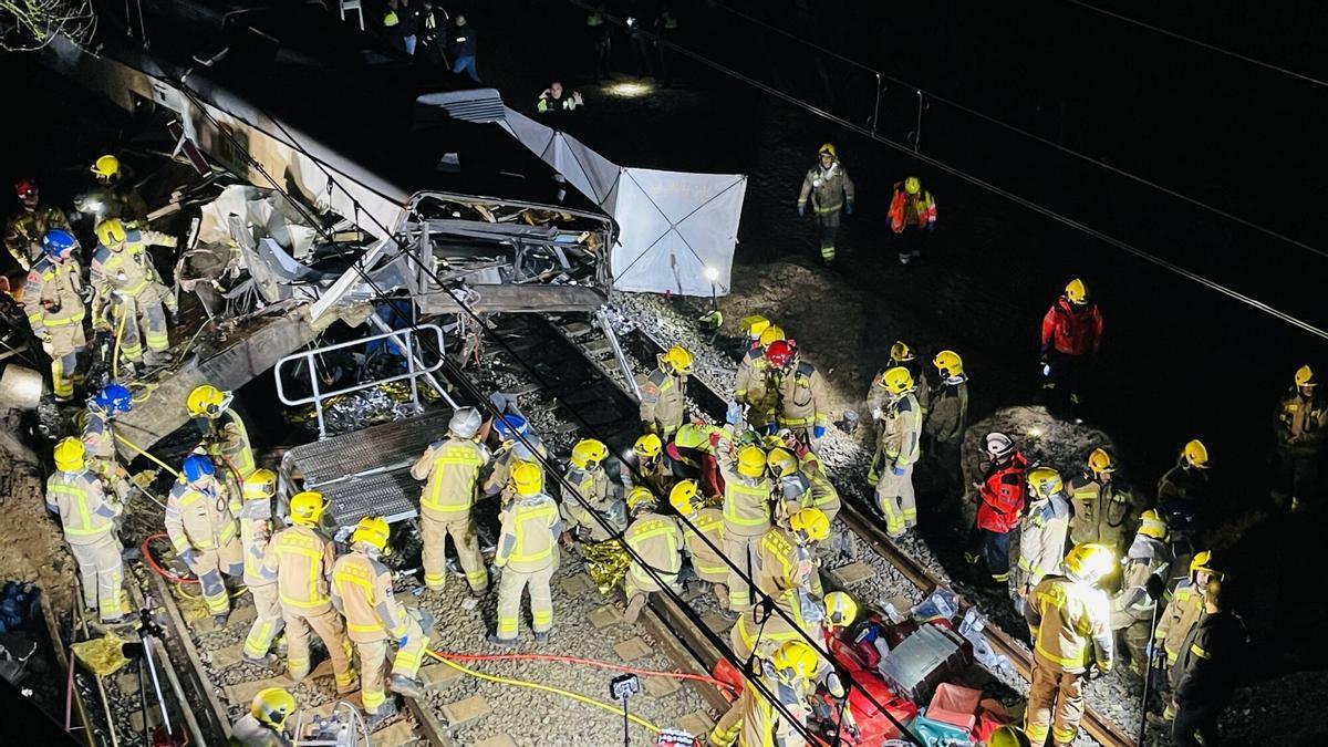 El accidente del tren de rodalies de la R4 en Gelida que ha descarrilado ha provocado un muerto, el maquinista del convoy, y cuatro heridos graves, así como 34 heridos de carácer más leve.