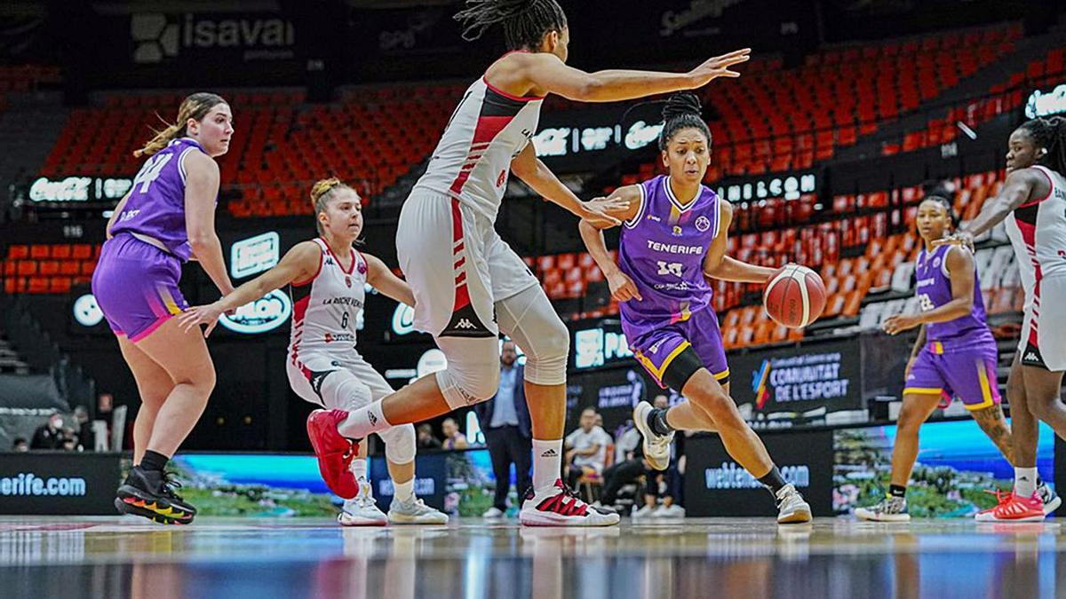 Maria Bettencourt penetra a canasta ante la mirada de Fasoula (i) y Atkinson (22). | | FIBA