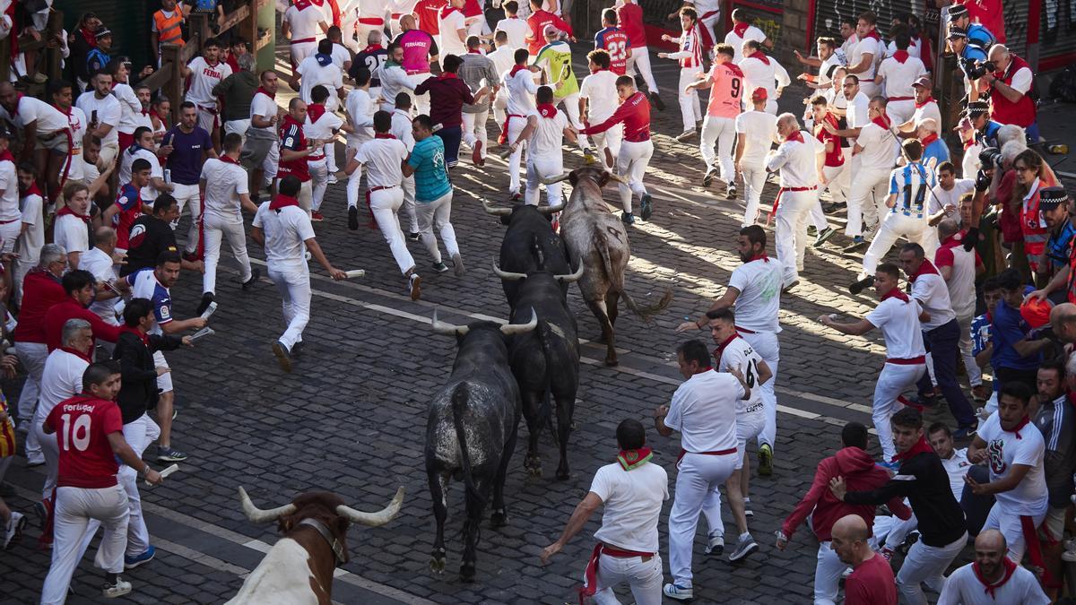 Encierro de toros de la ganadería Miura en el día 14, último día de los Sanfermines.