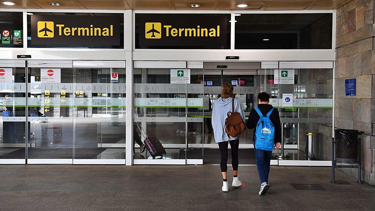 Pasajeros a la entrada de Alvedro. |   // VÍCTOR ECHAVE