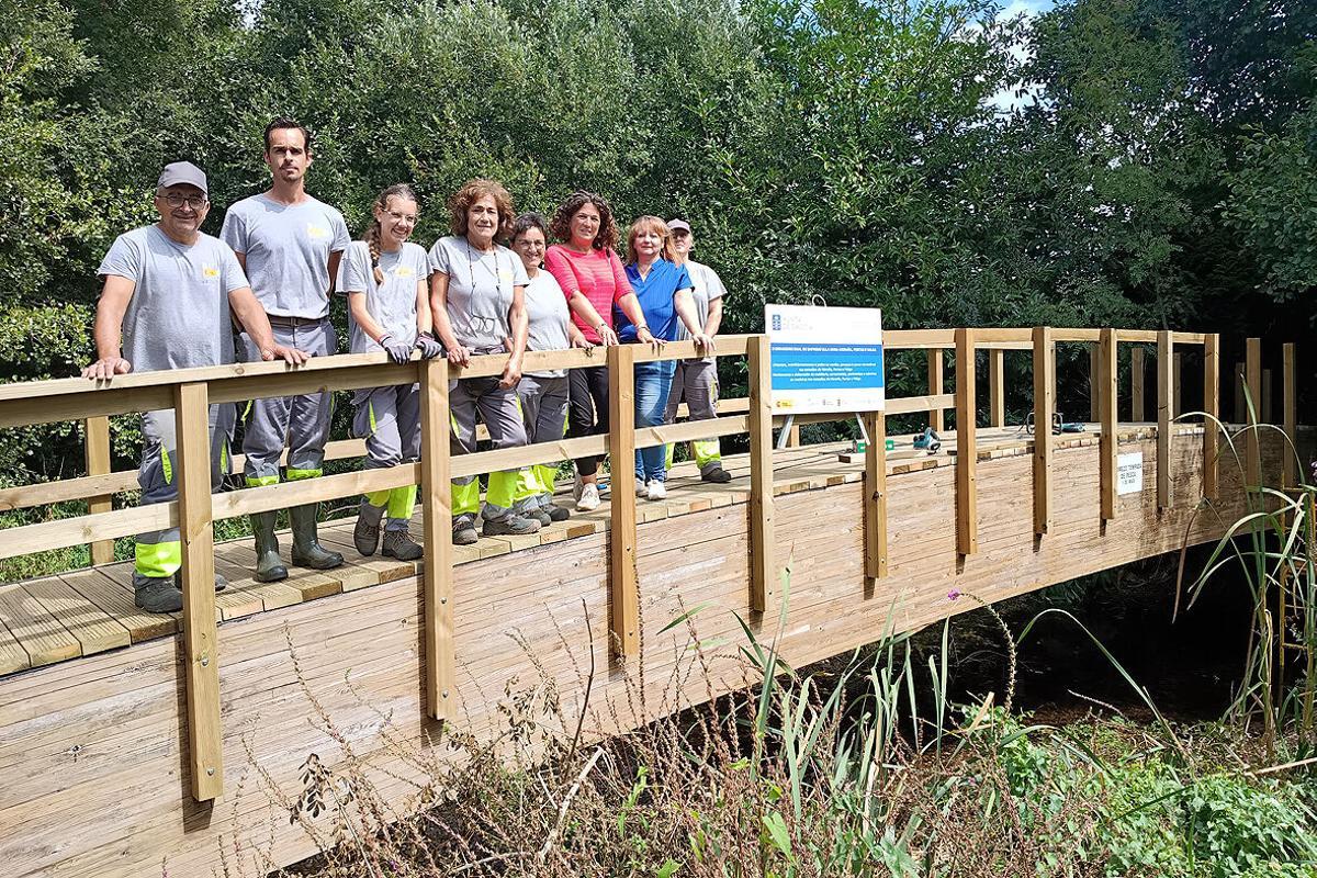 La reforma de la pasarela de madera del lugar de Souto, sobre el río Valga.