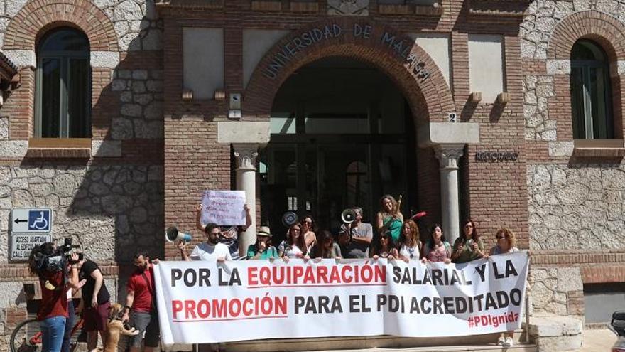 Profesores y representantes del alumnado concentrados frente al rectorado de la UMA