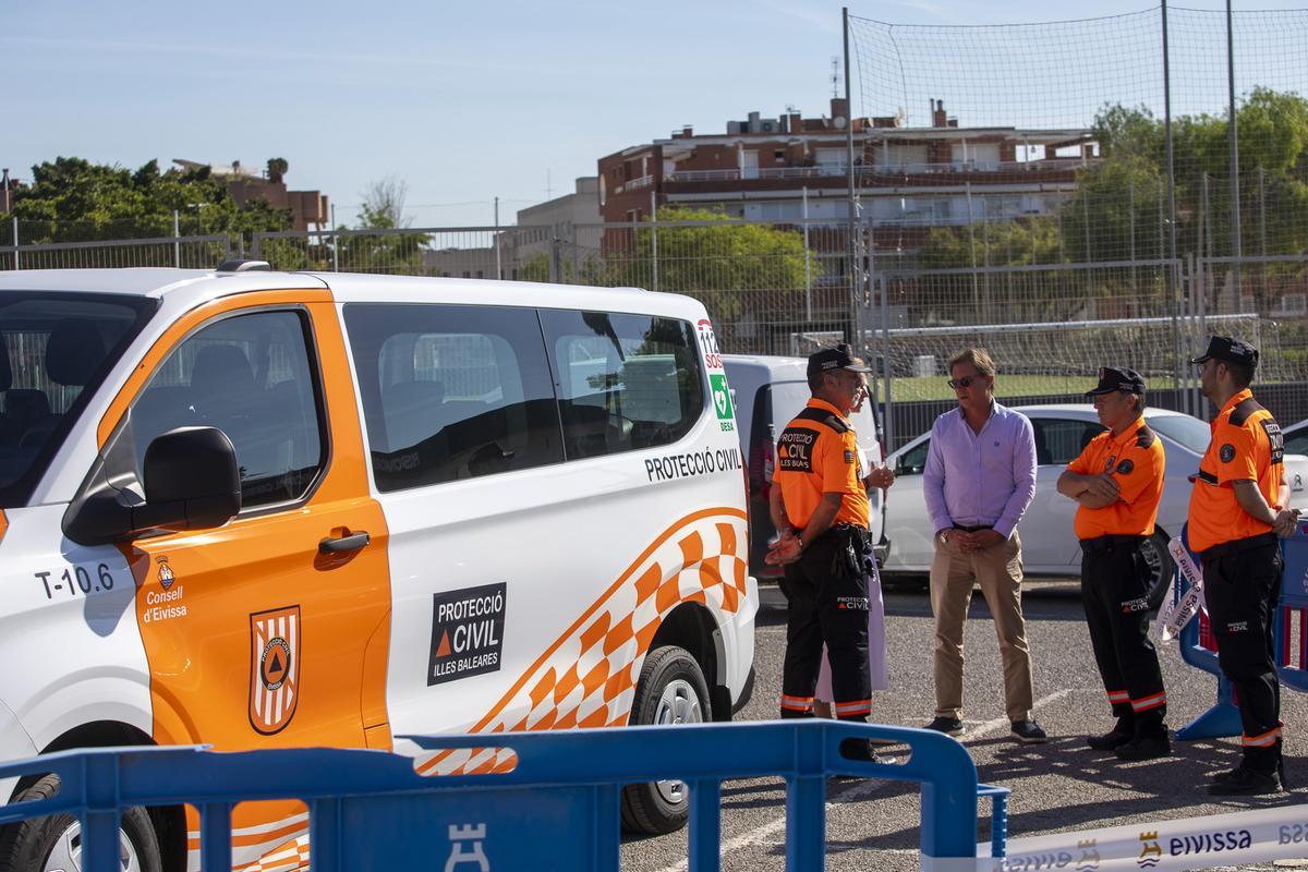 La presentación de la nueva furgoneta de refuerzo para el equipo de Protección Civil de Ibiza
