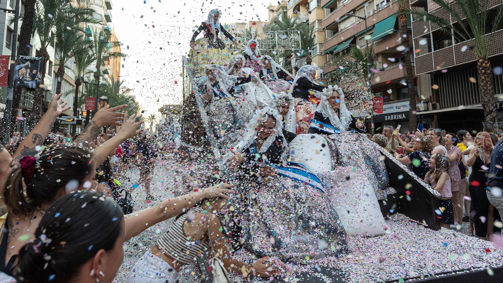 HOGUERAS DE ALICANTE | Un Coso Multicolor de menos a más