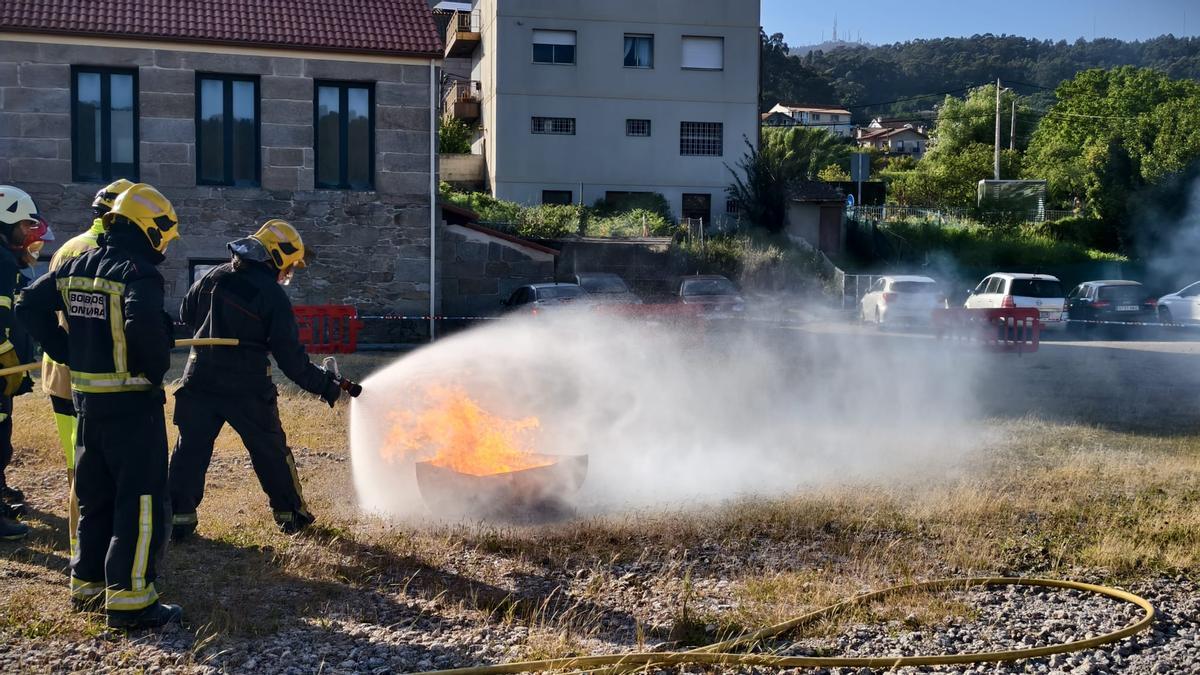 Voluntarios de Protección Civil de toda Galicia se forman contra el fuego en Domaio Voluntarios de Protección Civil de toda Galicia se forman contra el fuego en Domaio