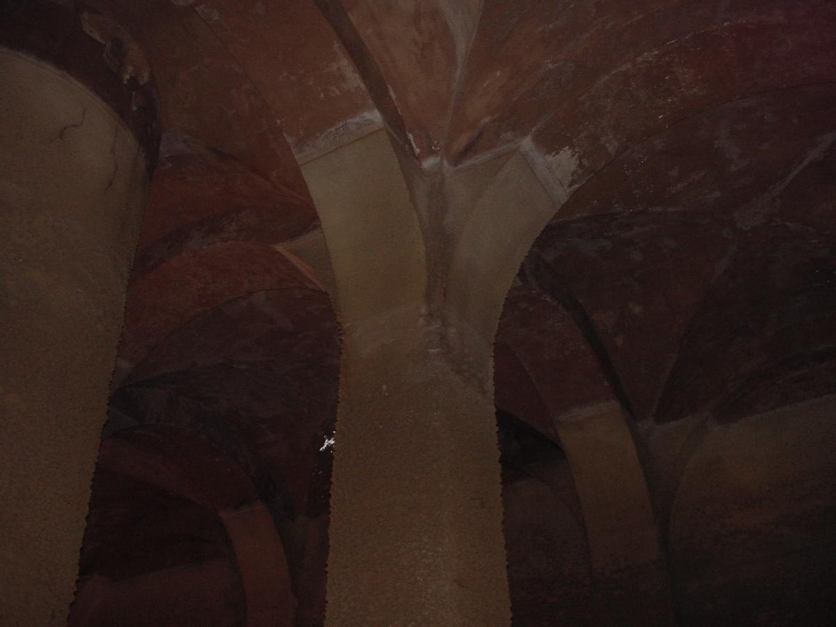 El aljibe de Palau Reial se sostiene sobre espectaculares columnas.