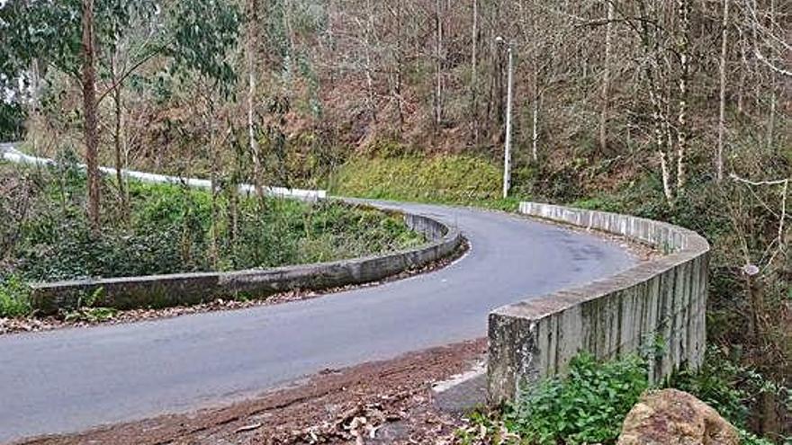 Vista del puente sobre el Rego do Castro, en Carral.