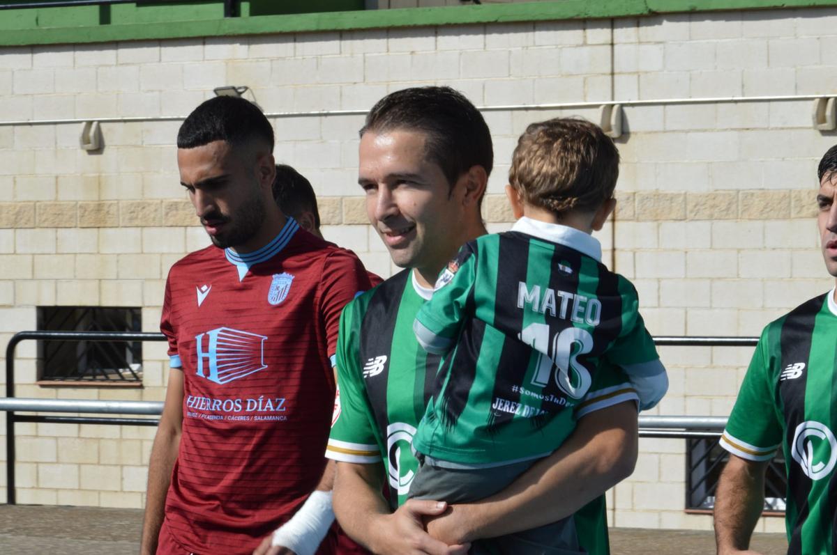 Con su hijo Mateo y la camiseta del Jerez.