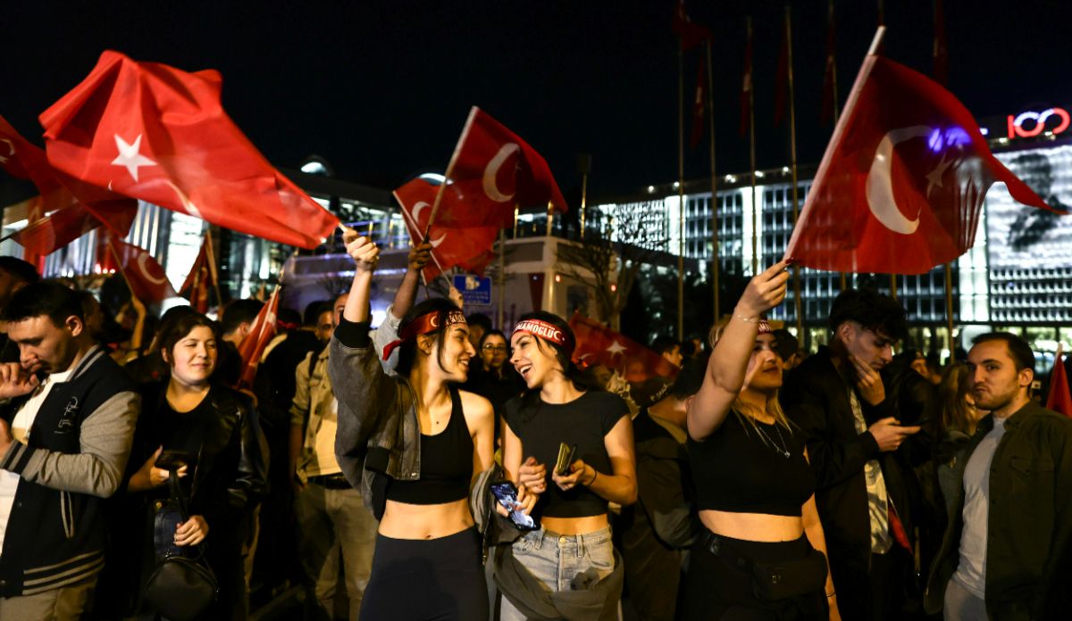 Los partidarios del actual alcalde de Estambul y candidato a la alcald�a del Partido Republicano del Pueblo (CHP), principal partido de la oposici�n, Ekrem Imamoglu, ondean banderas turcas. EFE.jpg