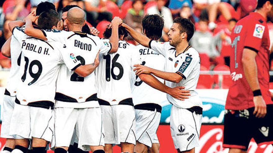 Los jugadores del Valencia celebran el tanto que marcó el pasado sábado en Son Moix frente al Mallorca.