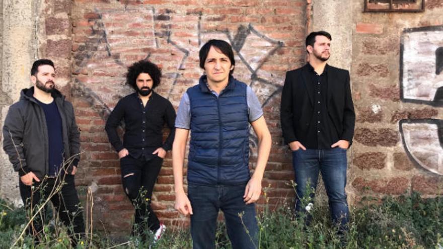 A Guineo, formado por Daniel López, Víctor Rivero, Juan Gutiérrez y Fran Bruñas, le gusta experimentar nuevos sonidos dentro del amplio espectro del pop rock.