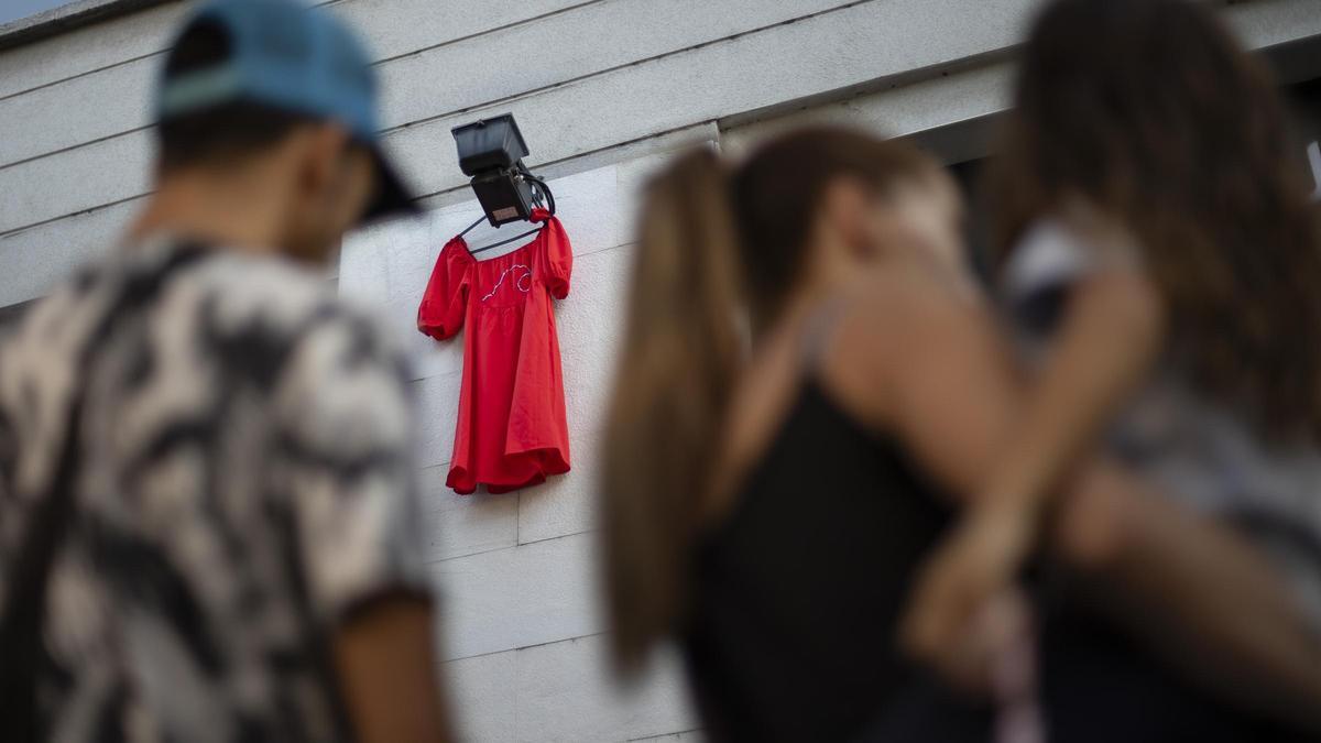 Proyecto Vestits Vermells en Montcada i Reixac para denunciar la violencia machista. Cada vestido rojo colgado en diferentes puntos de la ciudad representa a una mujer asesinada víctima de violencia machista En la foto, vestido en el Club Rítmica Atlàntic para Laura, 41 años, Tarragona.