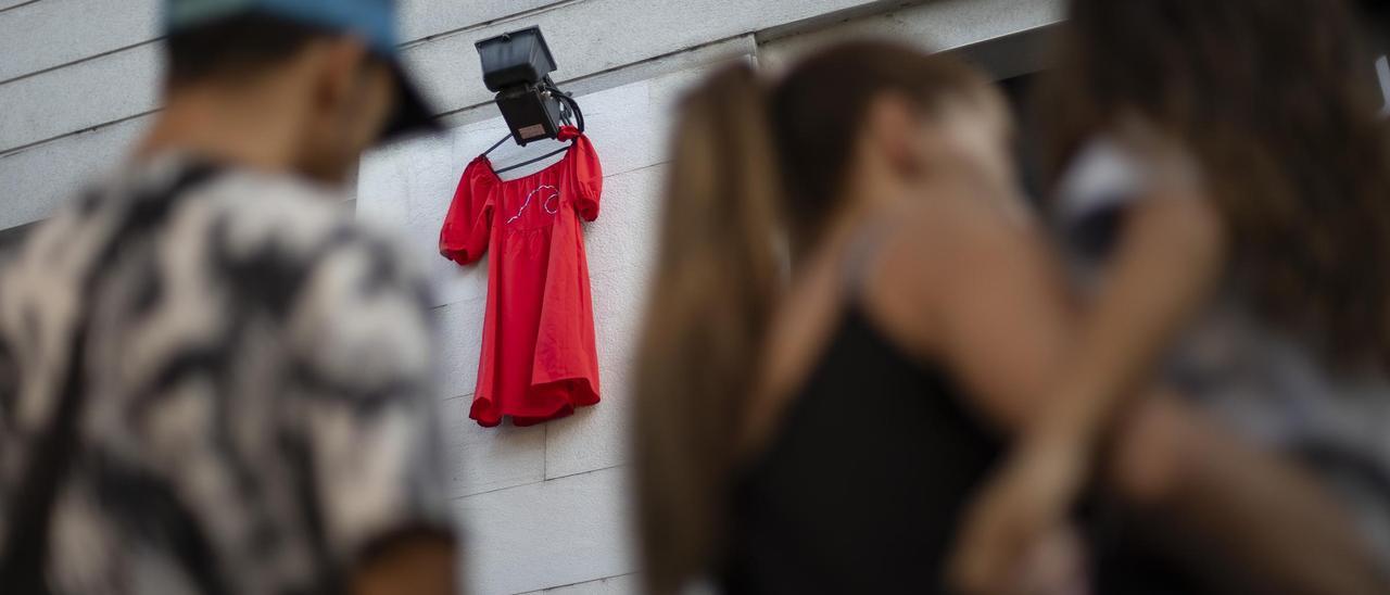 Proyecto Vestits Vermells en Montcada i Reixac para denunciar la violencia machista. Cada vestido rojo colgado en diferentes puntos de la ciudad representa a una mujer asesinada víctima de violencia machista En la foto, vestido en el Club Rítmica Atlàntic para Laura, 41 años, Tarragona.